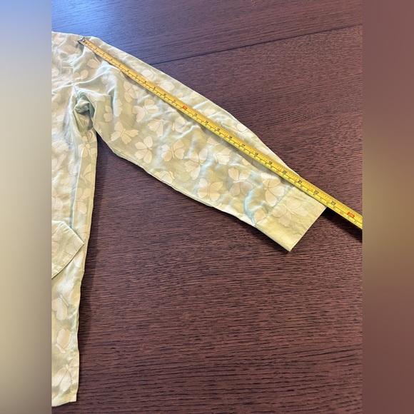 Women’s light green button-up blouse with a subtle butterfly pattern Size S - Picture 10 of 10